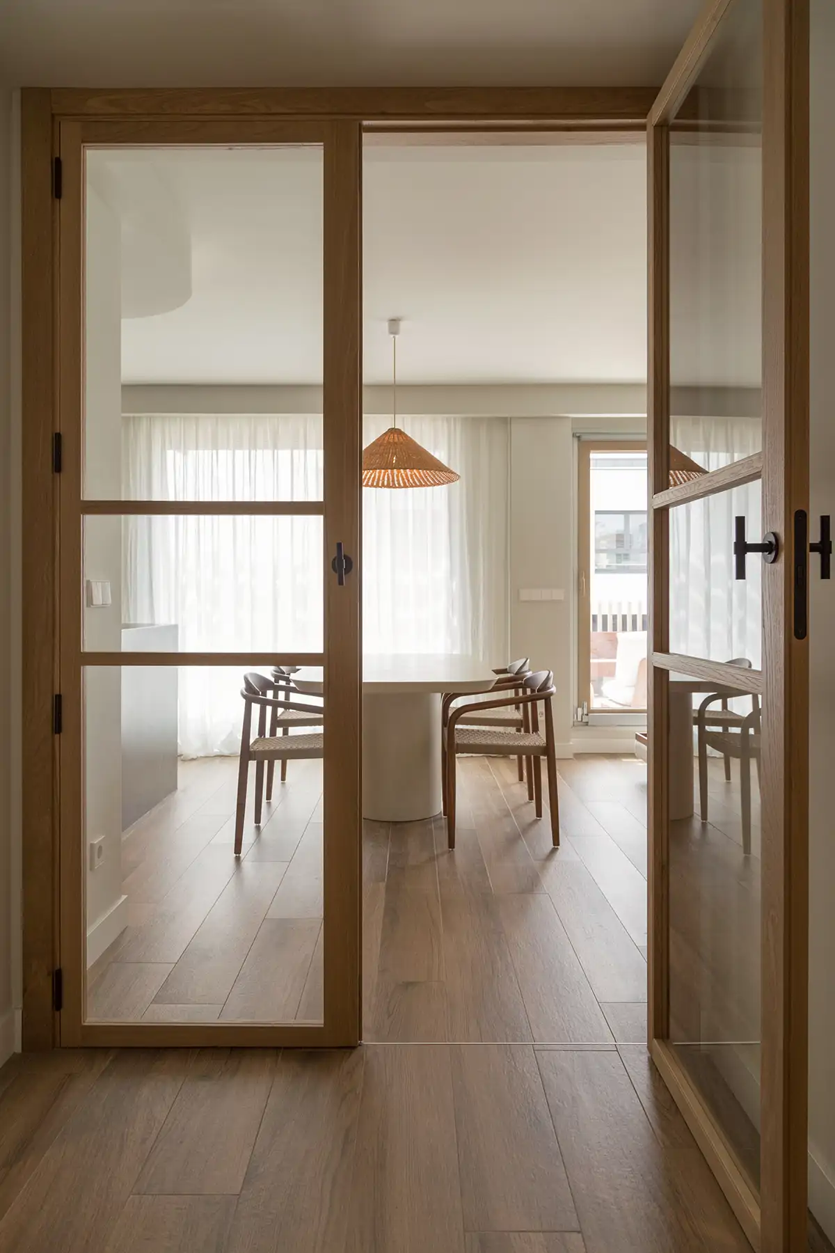 COMEDOR. Sillas, de Kave Home. Mesa realizada por artesanos. Puertas acristaladas, a medida.
