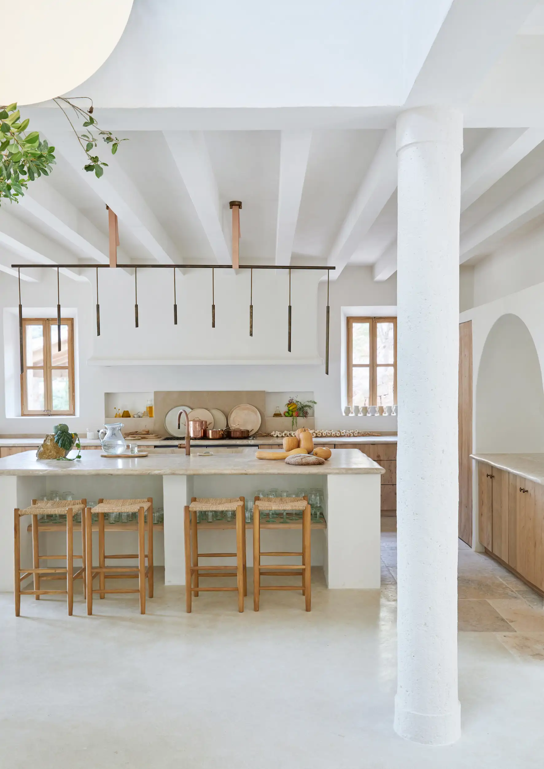 cocina con madera y lámpara colgada