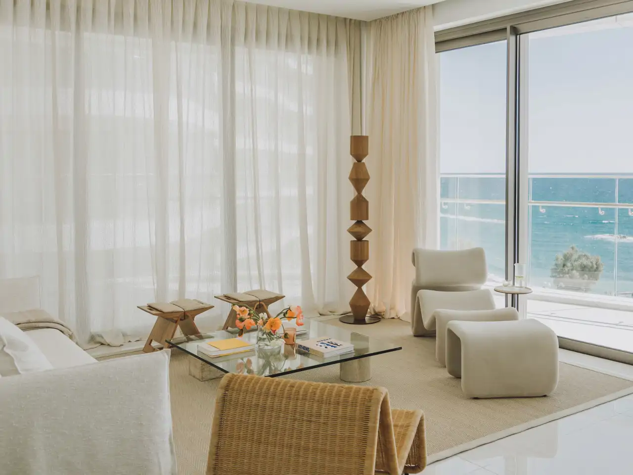 salon neutro con vistas al mar
