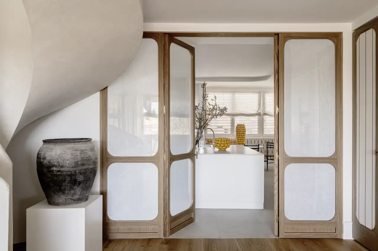 cocina puerta acristalada blanco y madera