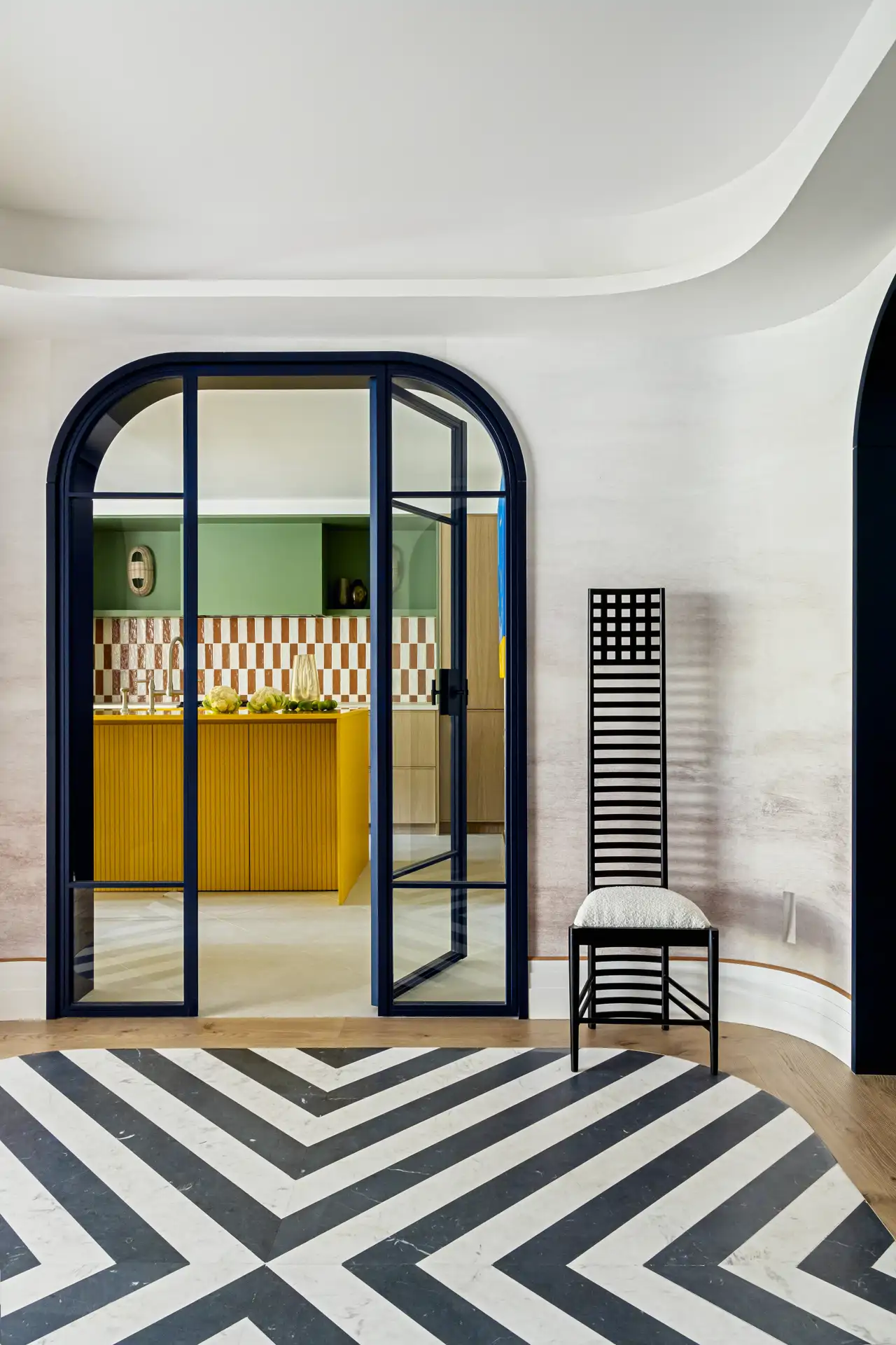cocina semiabierta puerta acristalada arco