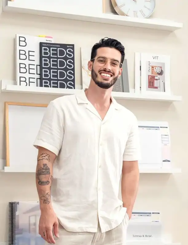 Óscar Betancor, interiorista: "Crees que un salón con muebles grandes y oscuros queda elegante, pero en realidad está absorbiendo toda la luz natural y haciendo que se sienta cerrado"