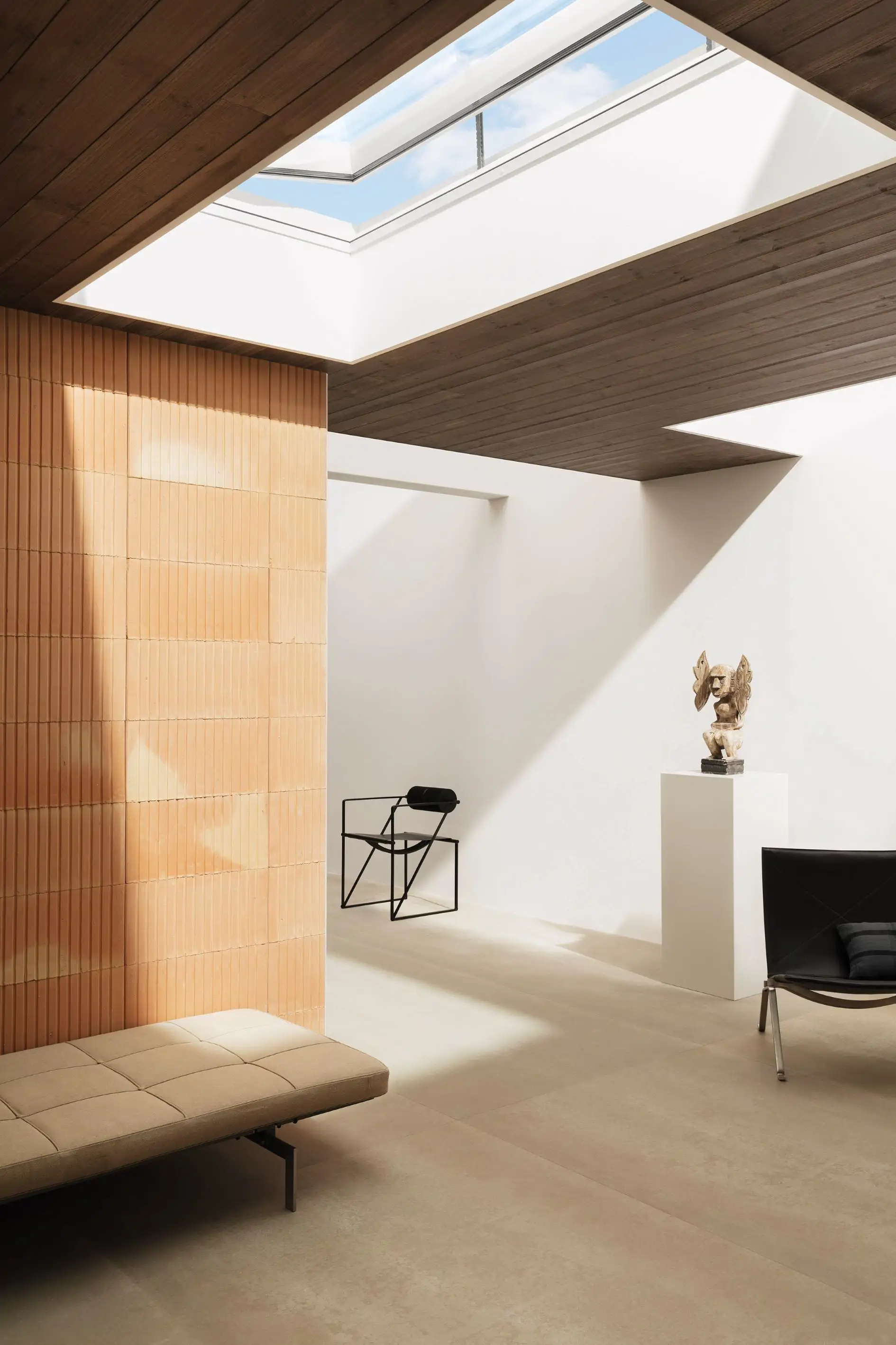 Espacio interior con tragaluz
