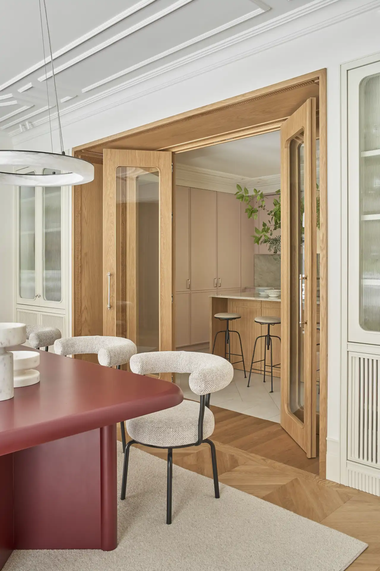 puerta madera entre cocina y comedor