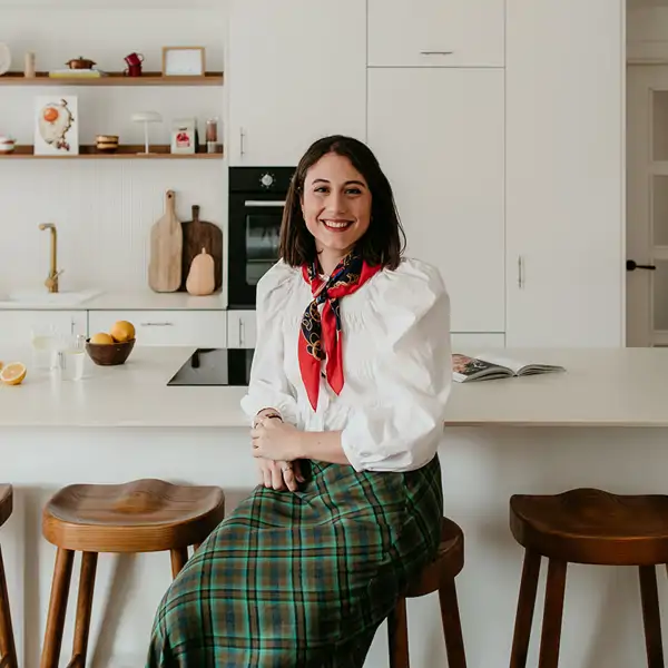 Anabel Soria, interiorista, usa el color verde y la mezcla de estilos en el piso de una pareja joven con hijos