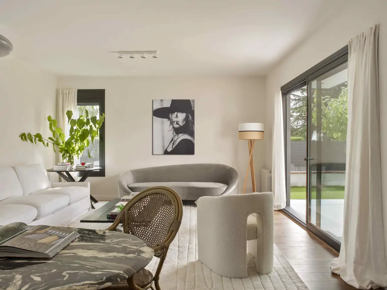 Salón blanco y gris moderno