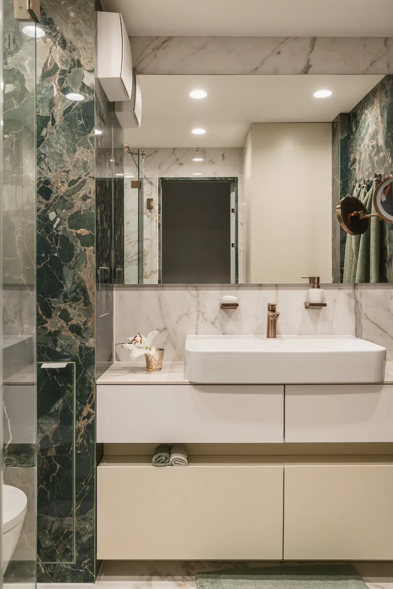 baño principal revestimiento marmol dos colores