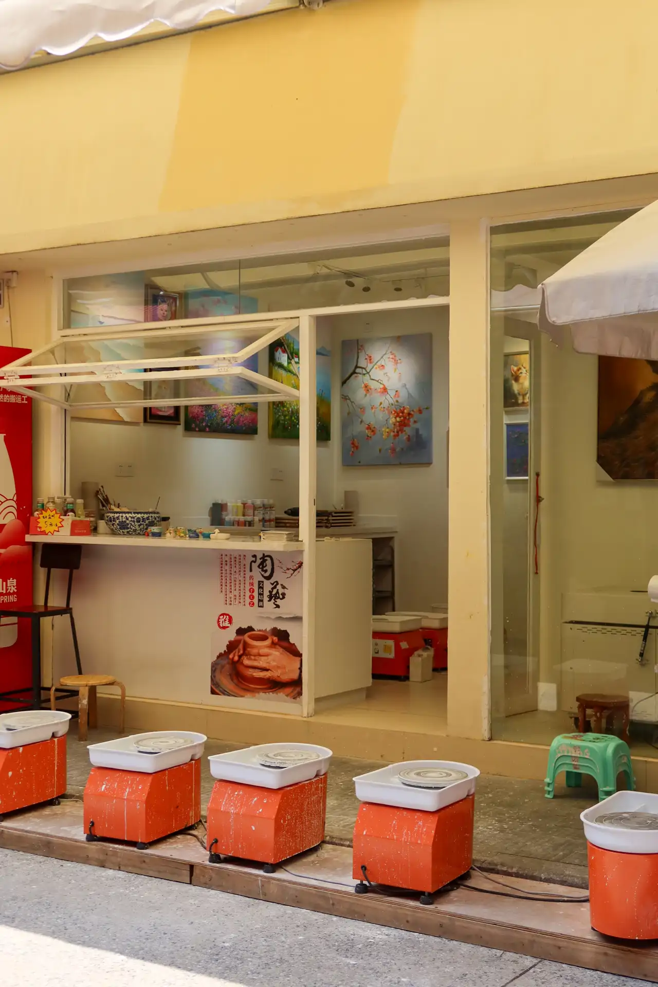 Talleres de pintura y cerámica se encuentran en Shenzhen.