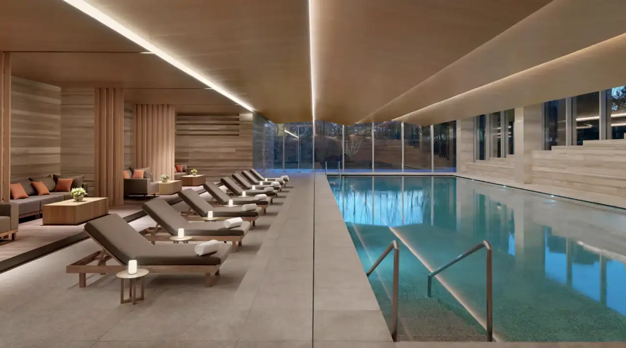 El hotel cuenta con una piscina interior y un gimnasio muy completo.