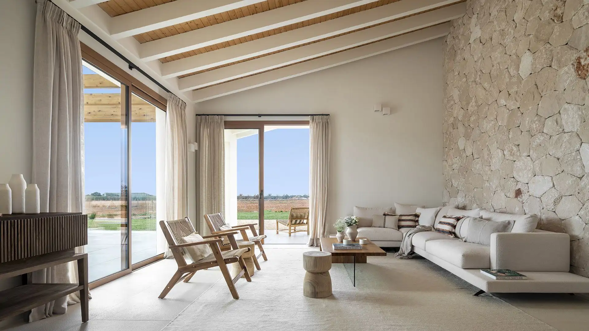 Salón acogedor piedra madera