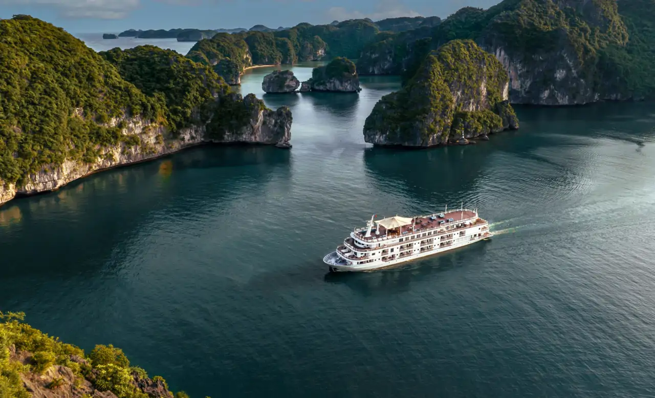 Ambassador Cruise te lleva a descubrir las dos maravillas de Vietnam.