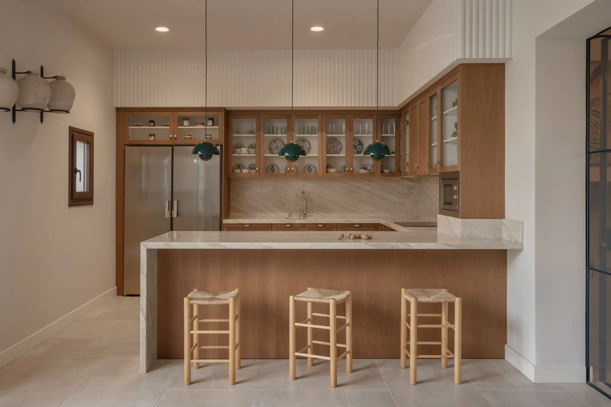 Cocina abierta al salón de madera con vitrina alta
