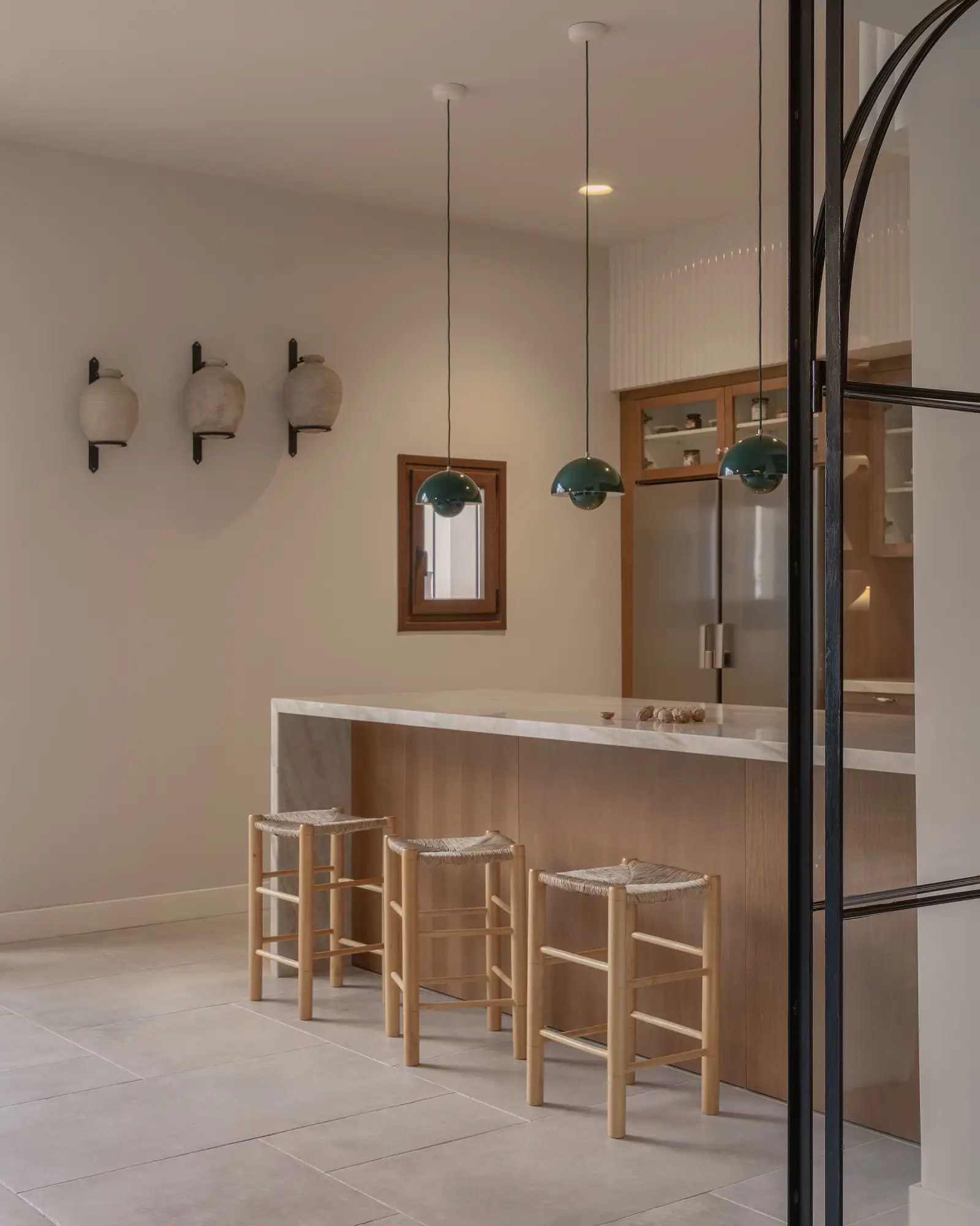 Cocina abierta al salón de madera