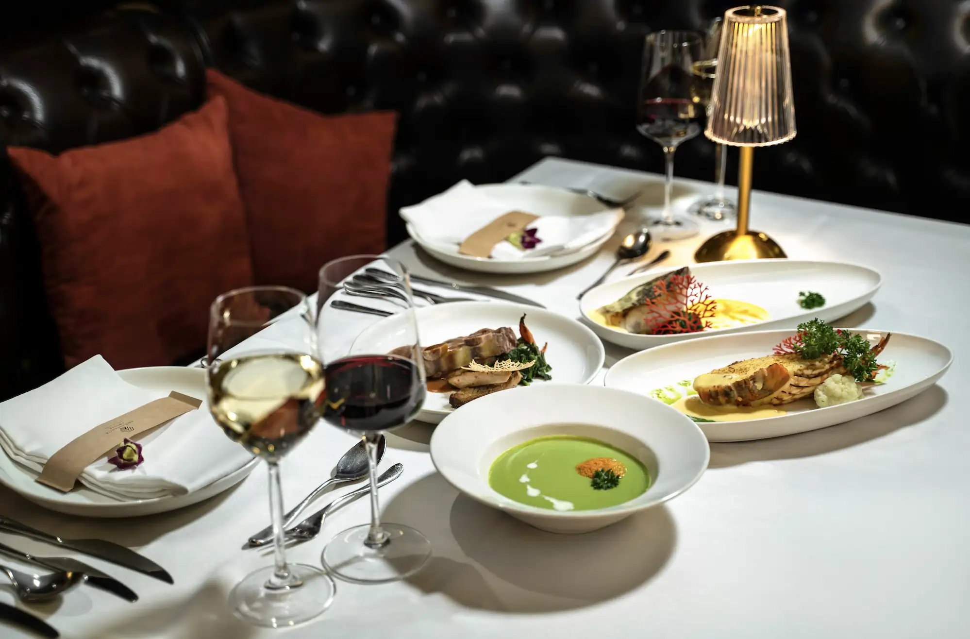 El restaurante de cada crucero ofrece menús diseñados para cautivar a todos los comensales.