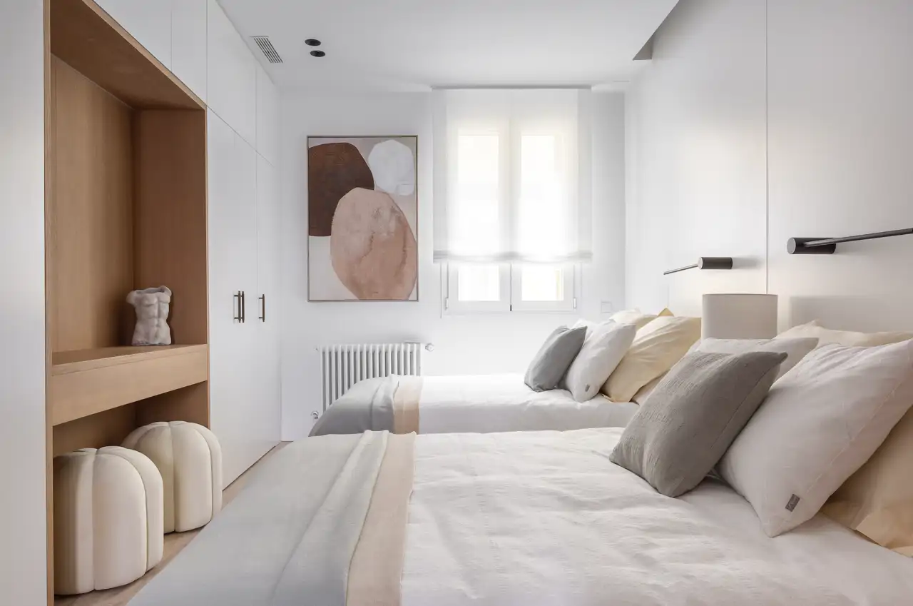 dormitorio dos camas madera y tonos crudos