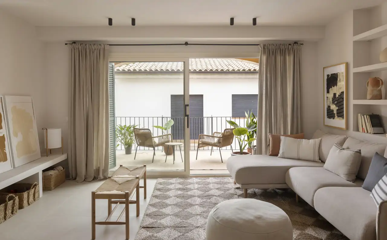 salon con terraza en tonos neutros