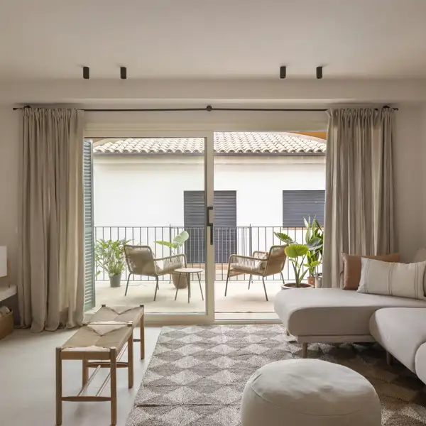 Copia las ideas de las terrazas y el patio con piscina de este piso luminoso y neutro de la Costa Brava