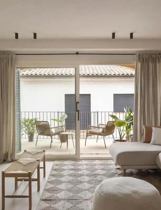 Copia las ideas de las terrazas y el patio con piscina de este piso luminoso y neutro de la Costa Brava