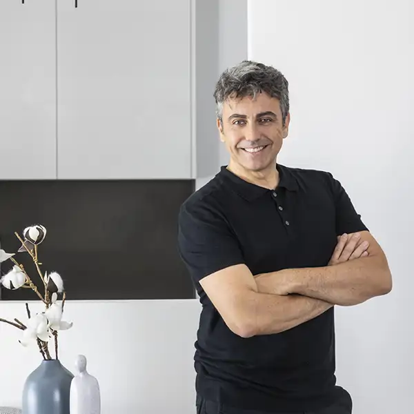 Alberto Torres, interiorista, ha reformado así un piso con mucha personalidad y vistas inigualables: "Abrir la zona de día ha sido la clave del cambio"