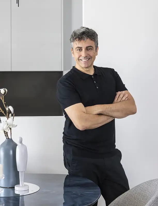 Alberto Torres, interiorista, ha reformado así un piso con mucha personalidad y vistas inigualables: "Abrir la zona de día ha sido la clave del cambio"