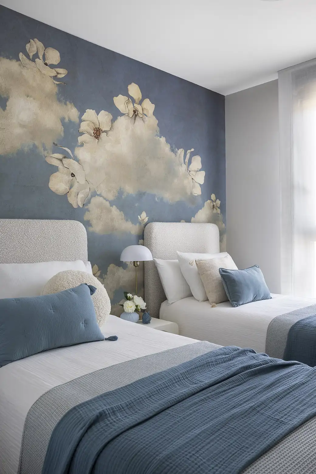 Un dormitorio en tonos azules