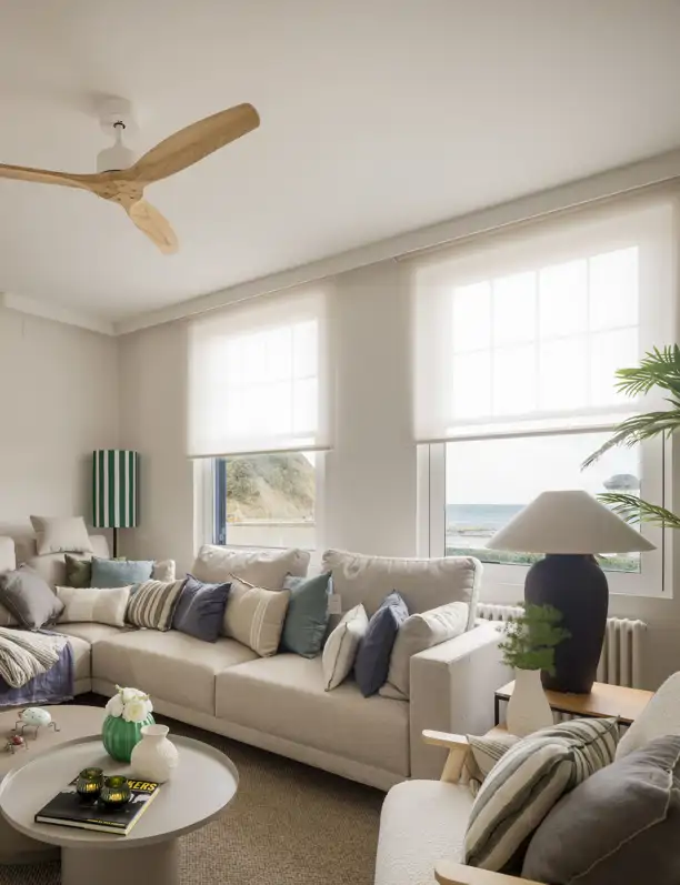 Una familia con tres hijos tiene una segunda vivienda frente al mar: mira las FOTOS, estancia por estancia