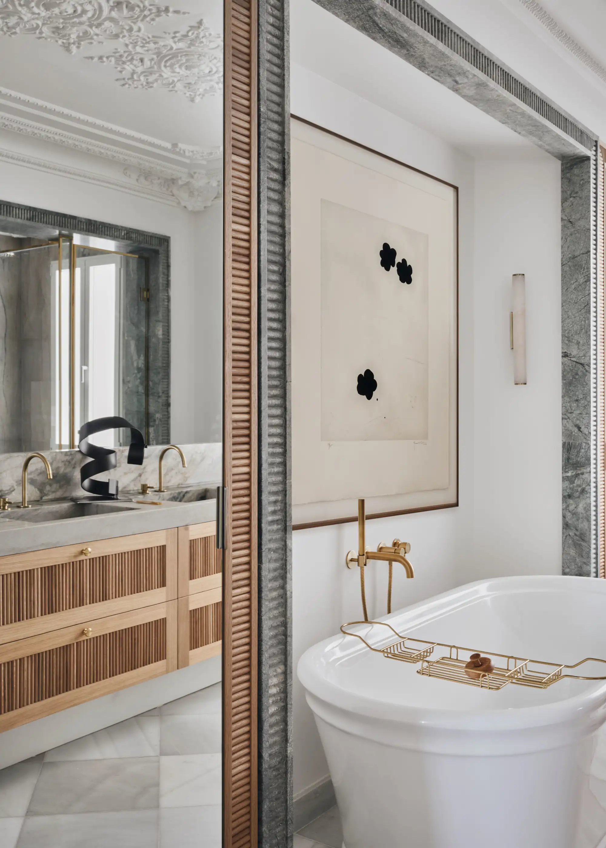 Baño con espejo y bañera