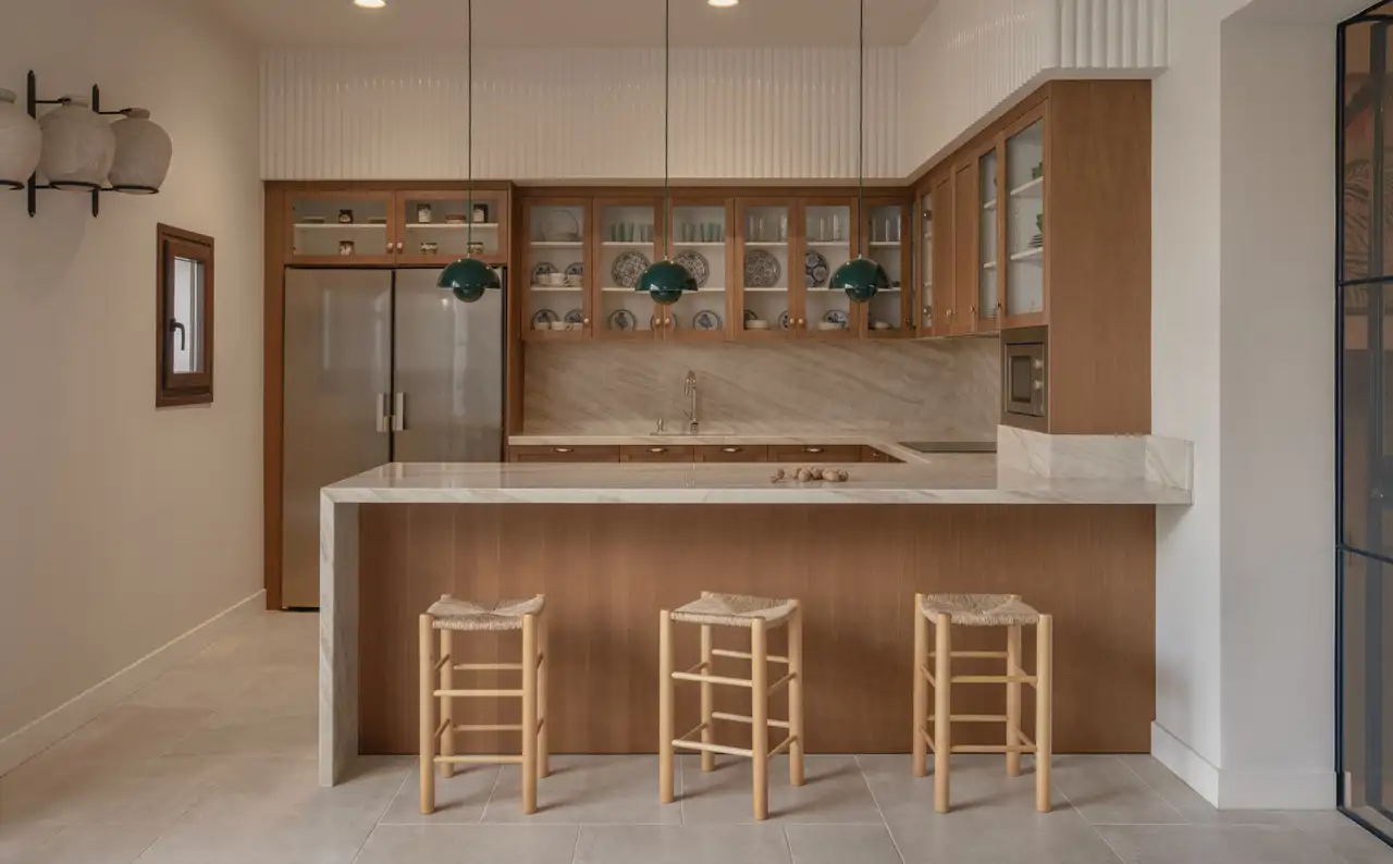 Cocina abierta al salón de madera con vitrina alta