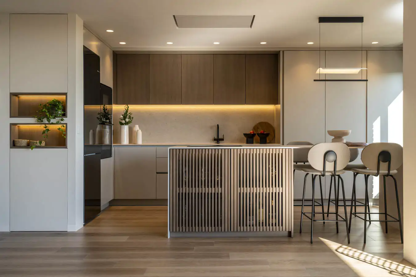 cocina abierta blanca y madera con isla de palilleria