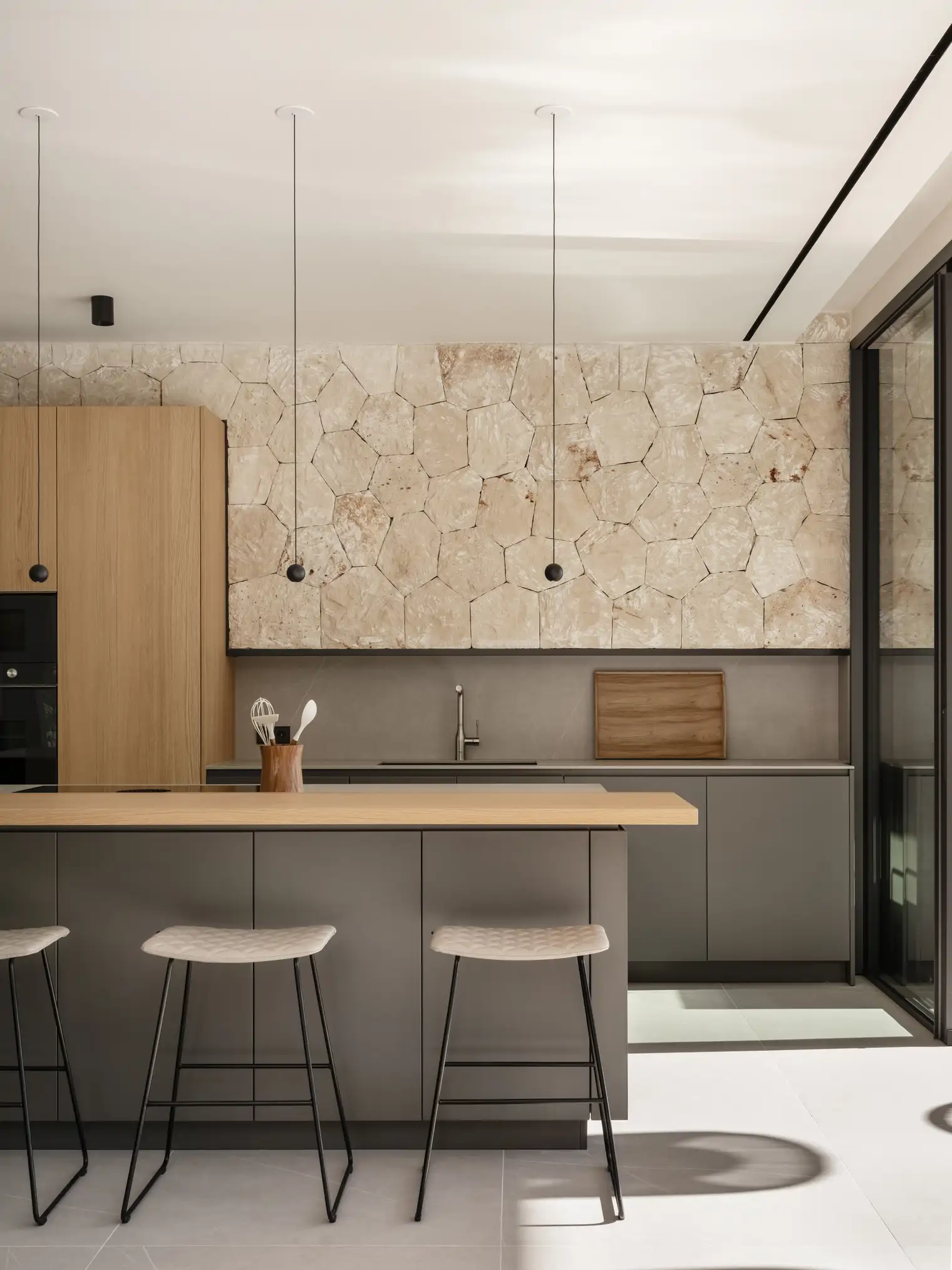 cocina con isla gris, madera y piedra