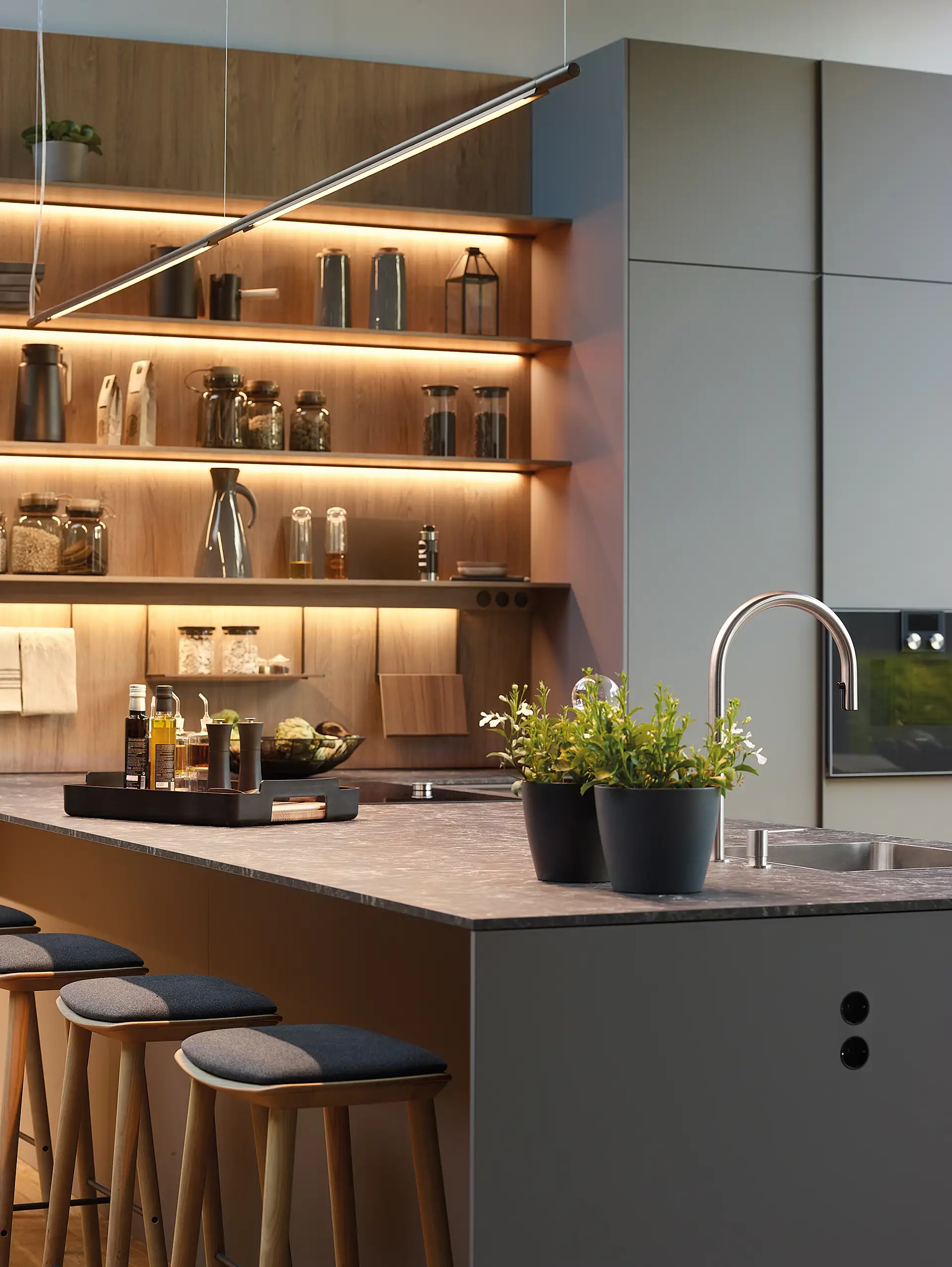 cocina gris marrón isla estantes