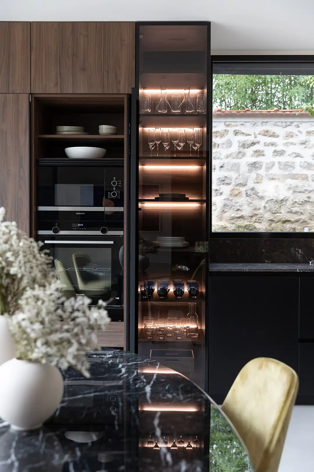 Cocina moderna madera negra mármol