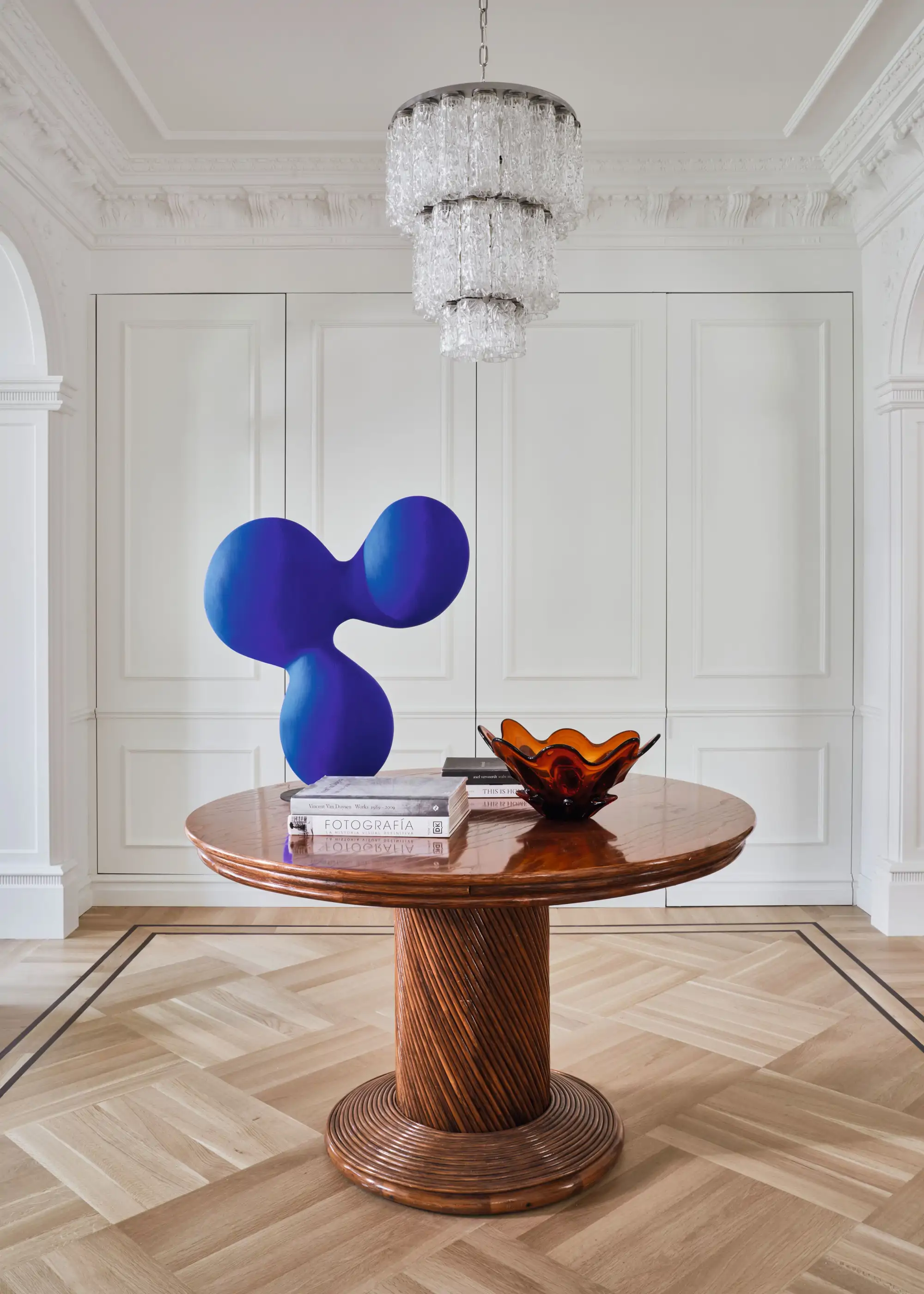 Descansillo con mesa de madera y pieza de diseño