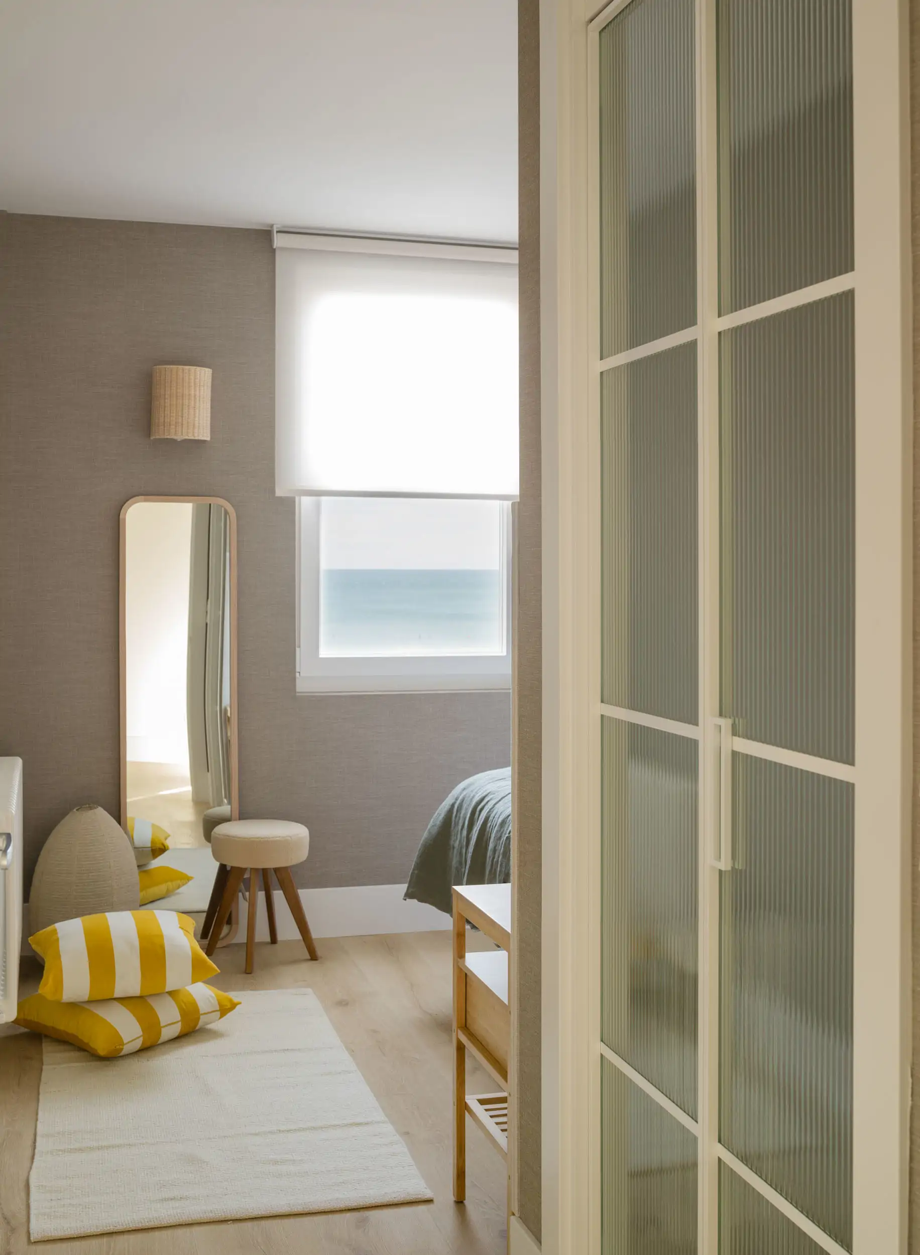 Las vistas al mar son una constante desde prácticamente todas las estancias de la casa, complementando la serenidad del interiorismo.