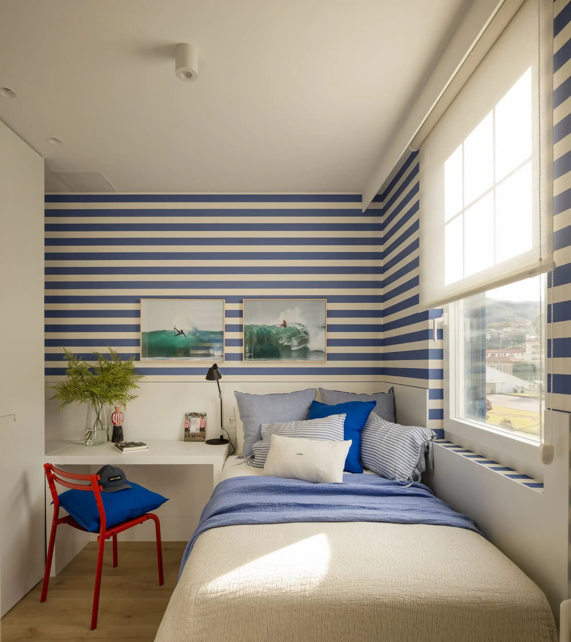 dormitorio juvenil papel rayas azules