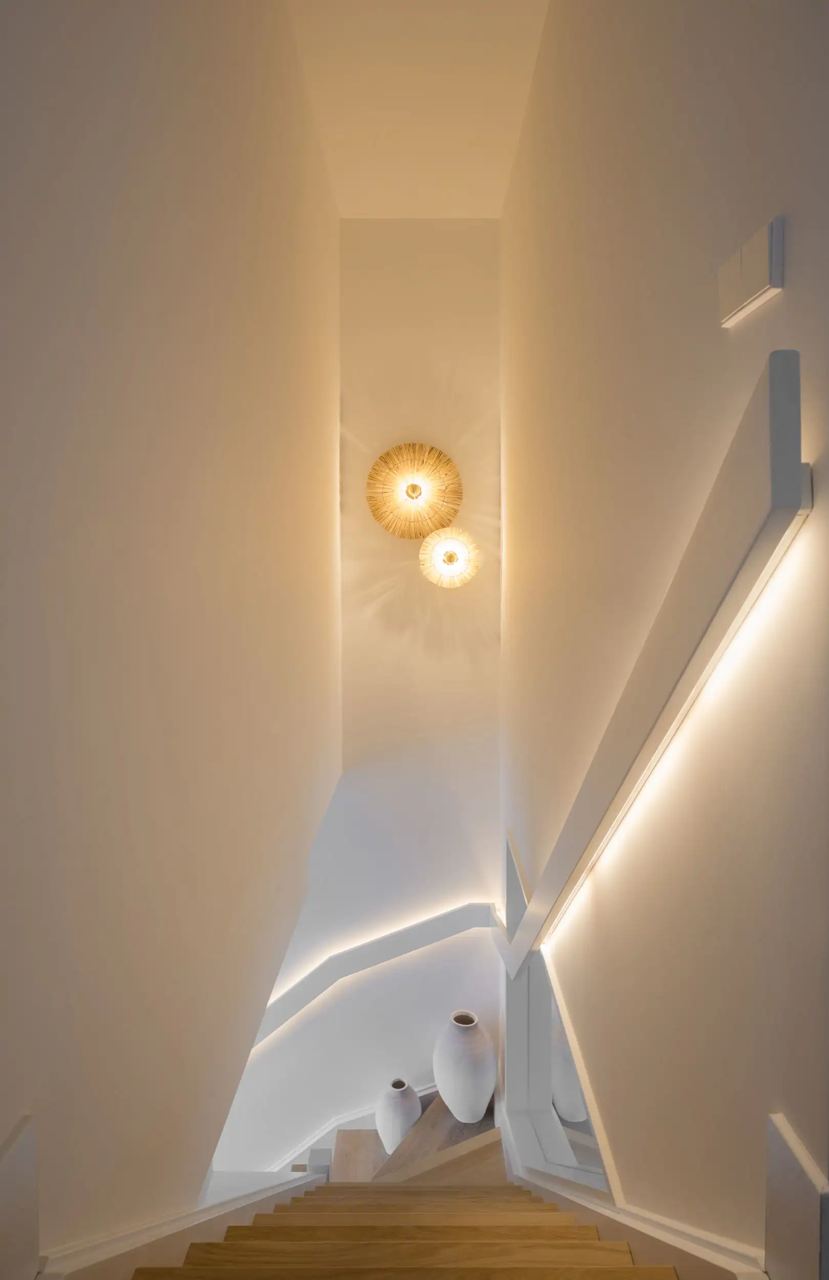 escalera madera y blanco iluminacion
