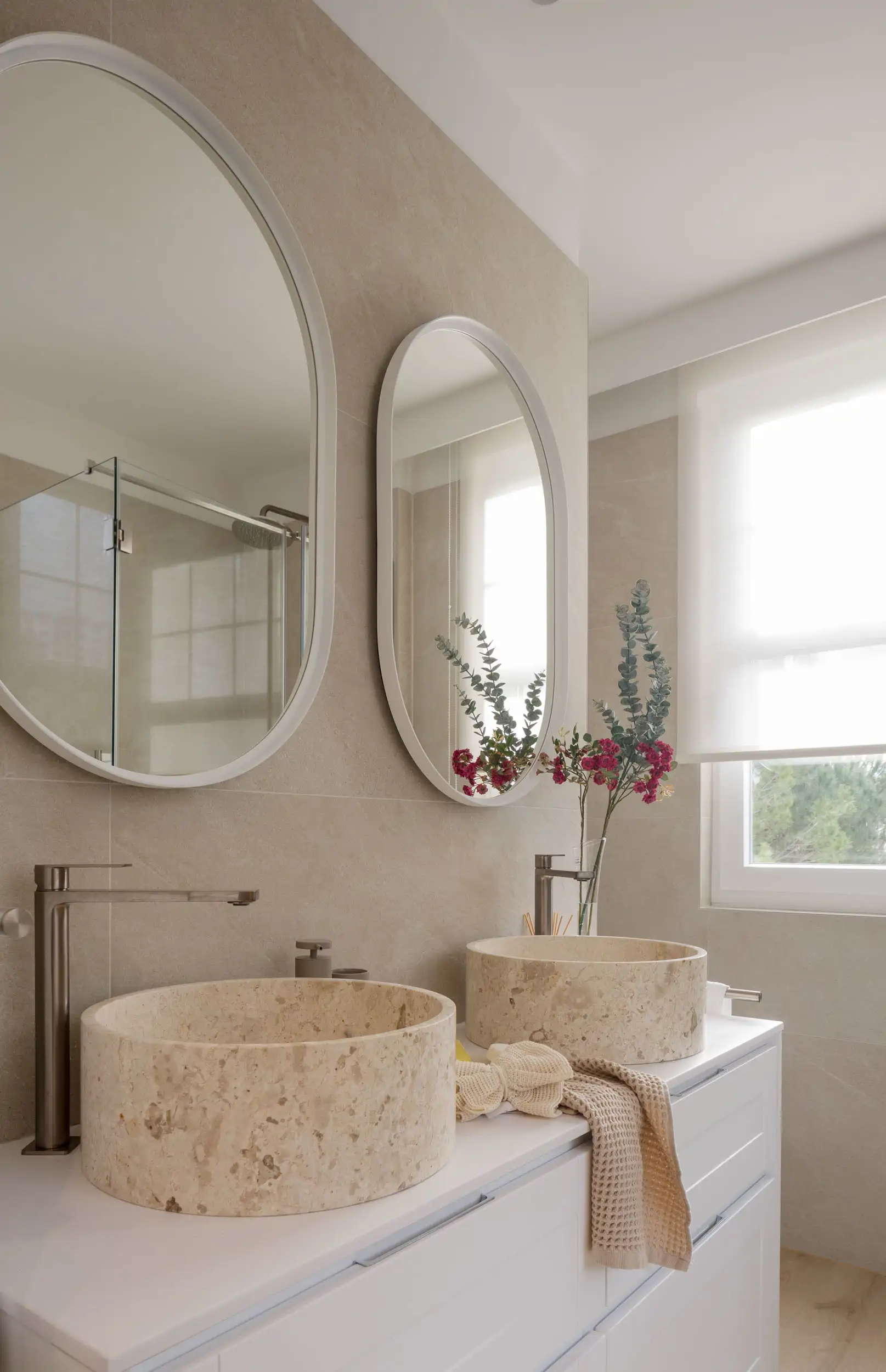 baño suite principal lavabos exentos piedra