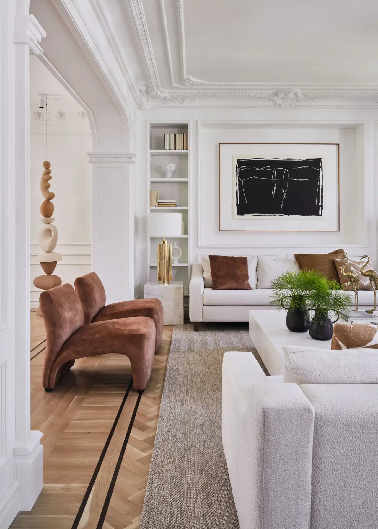 Salón con molduras, cornisa clásica y sillones de terciopelo