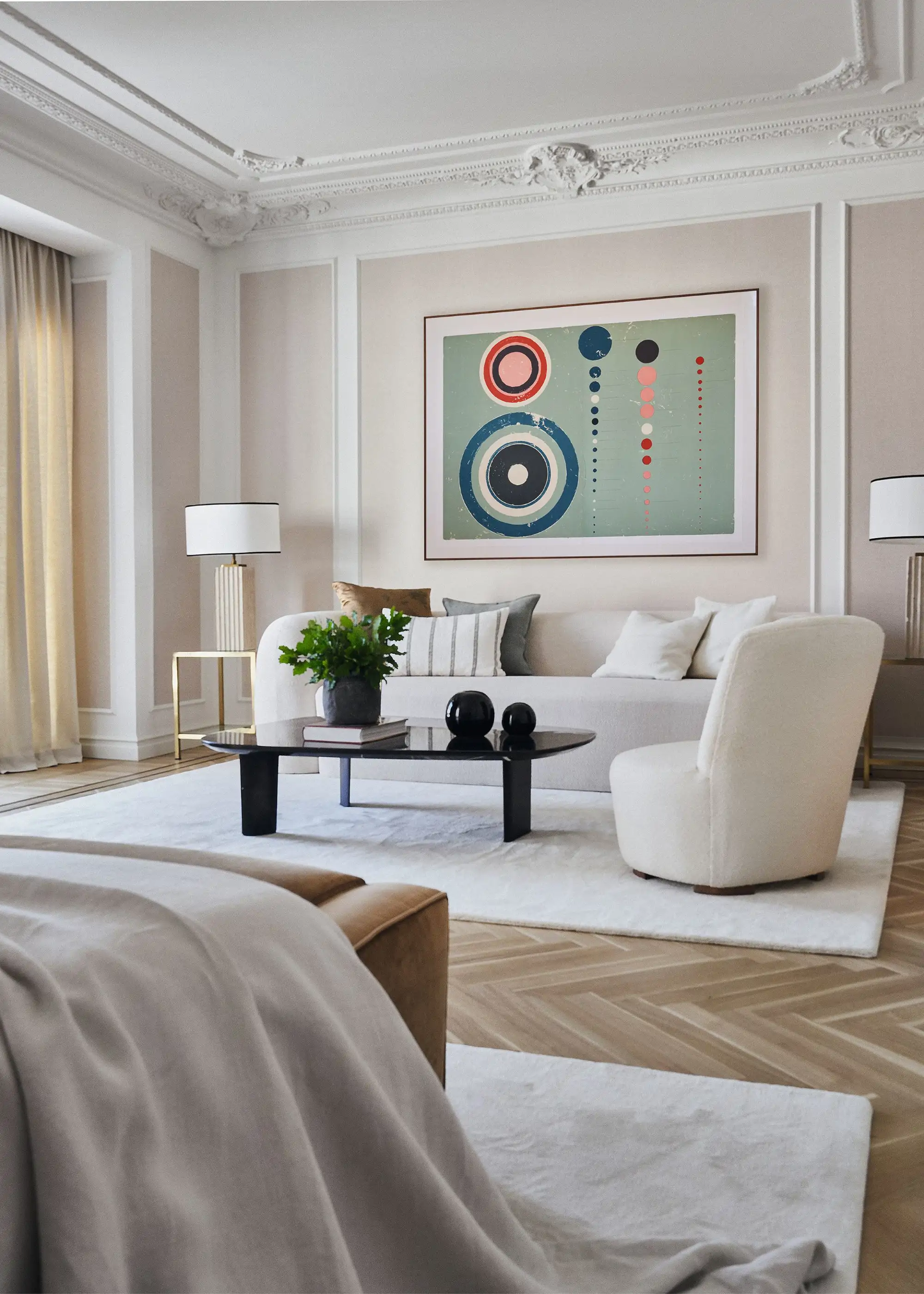 Salón con sillón y sofá de estilo bold y cornisas clásicas