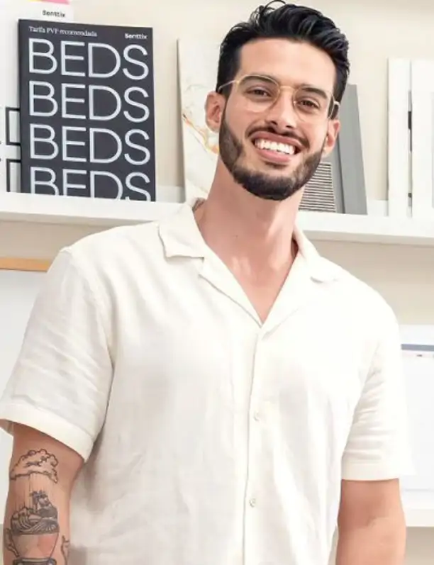 Óscar Betancor, interiorista: "No pongas muebles de madera tradicional ni de plástico en la terraza, pon esta alternativa más duradera y resistente"
