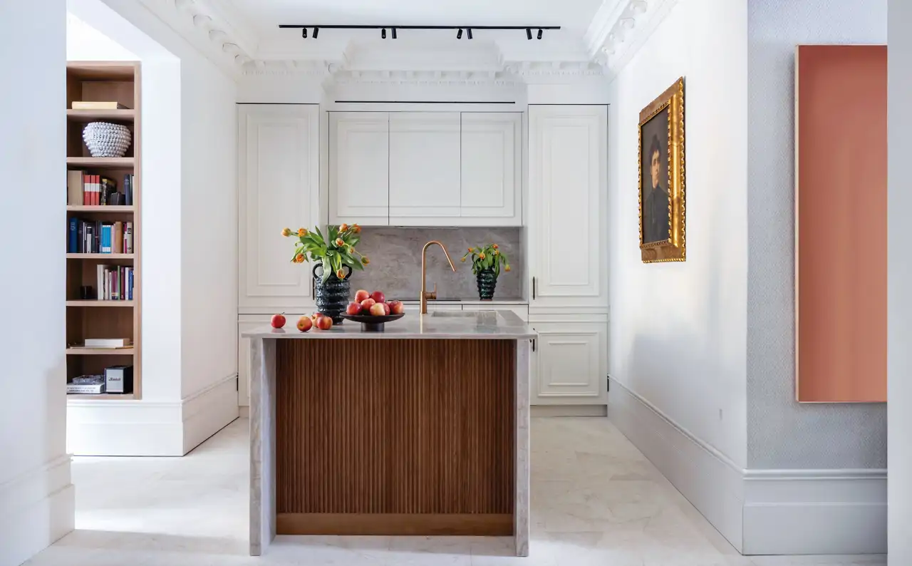 Cocina clásica con isla de listones de madera