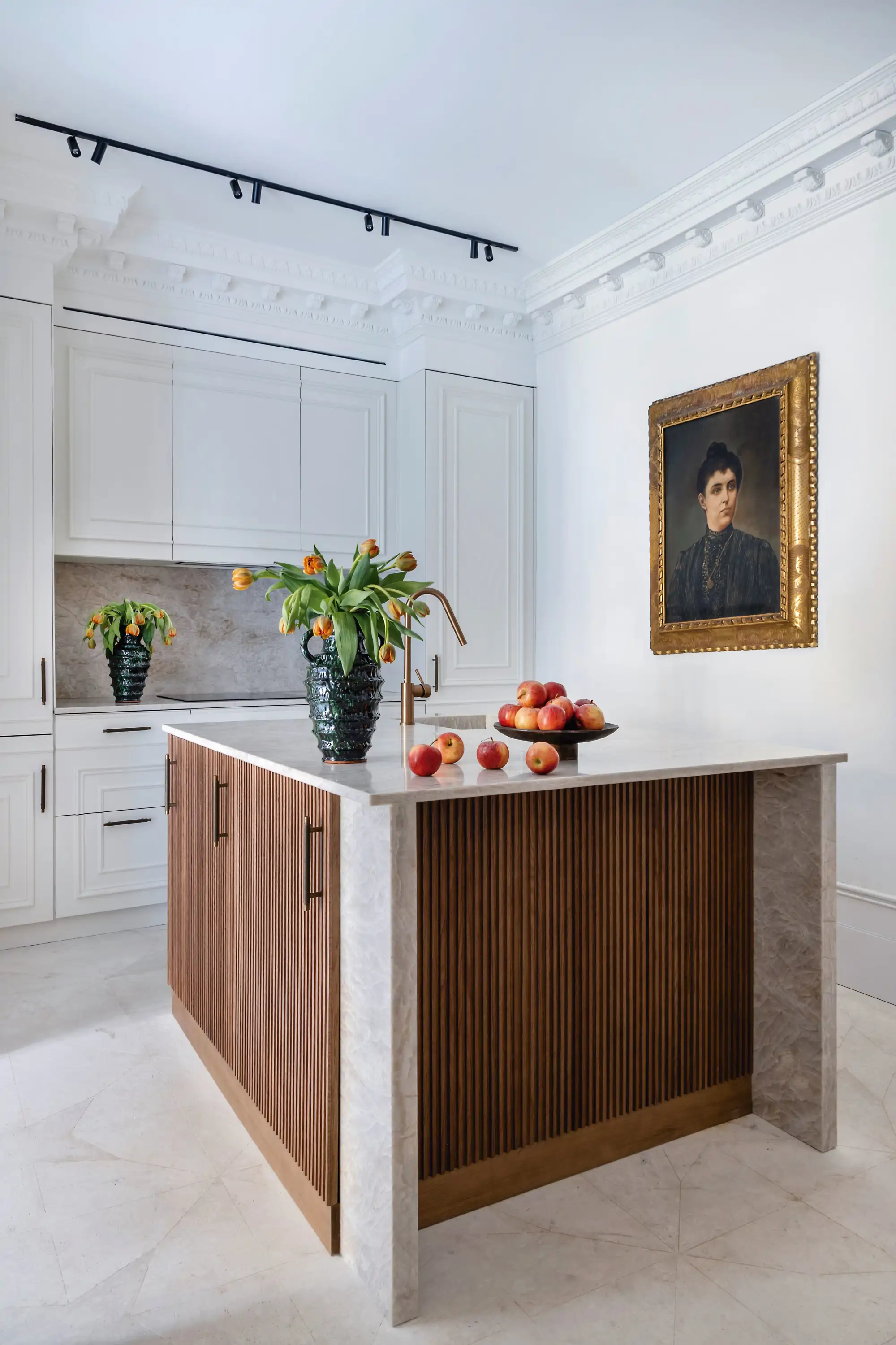 Cocina con isla de armarios de madera