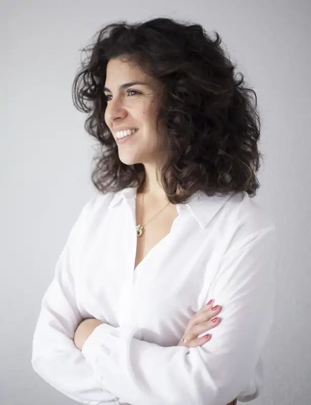 Aurora Cristóbal, interiorista: "En un salón-comedor pequeño, no debemos abusar de zonas ciegas ni puertas y cuanto más abierta sea la librería, mejor"