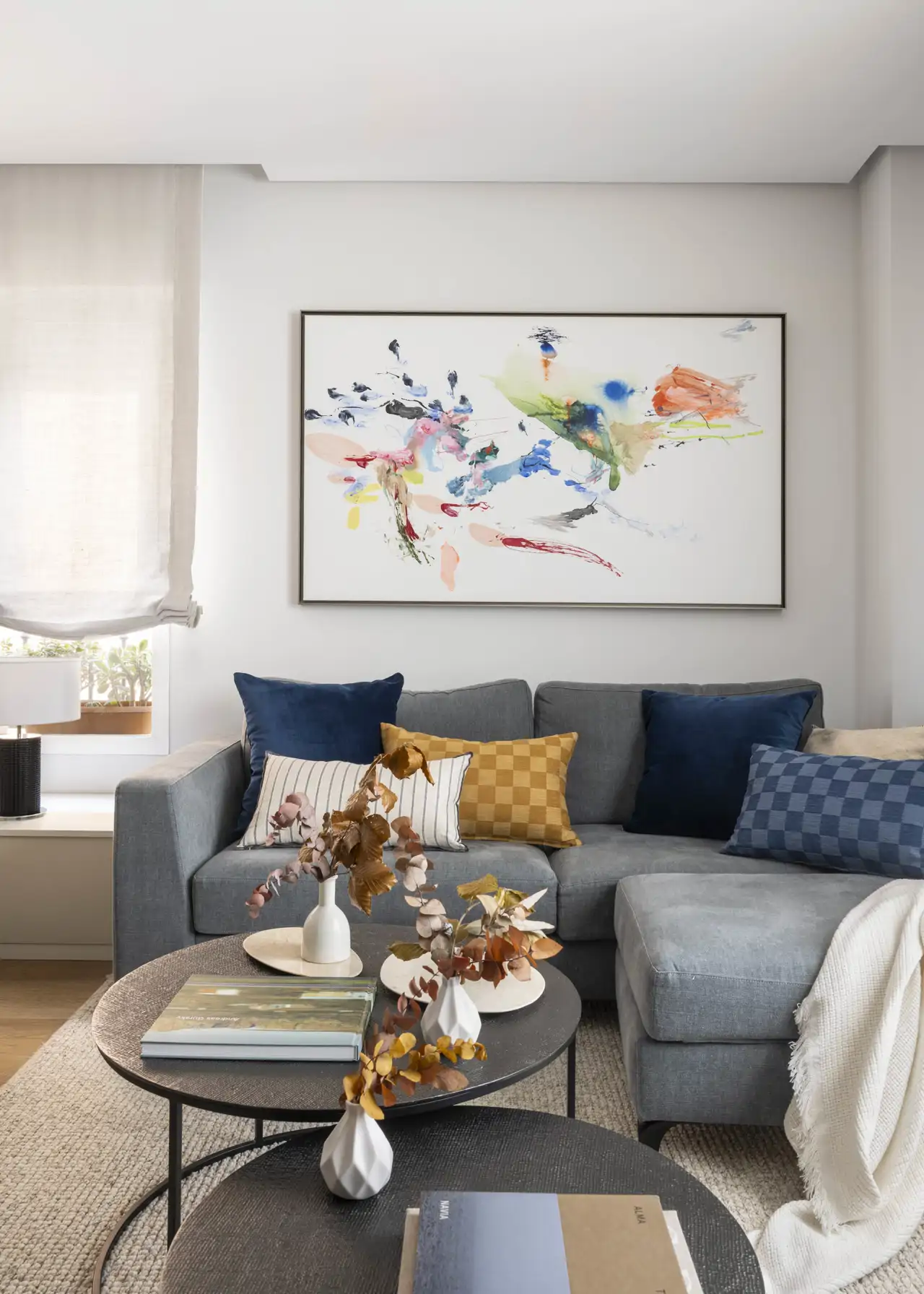 Salón con cuadro de colores