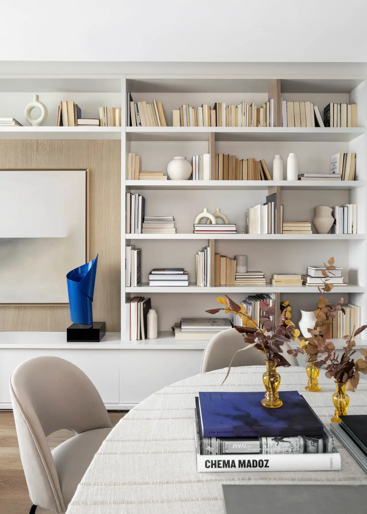 Salón con librería en la TV