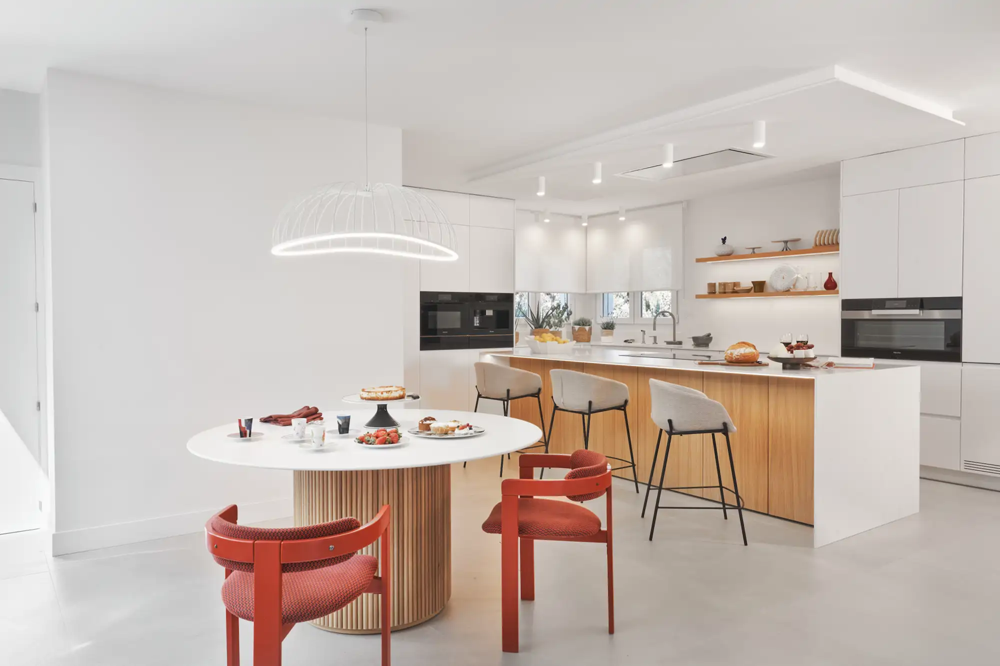 En Cocinas Río apuestan por una distribución lógica de los electrodomésticos, con la columna de horno y el microondas en ubicaciones estratégicas