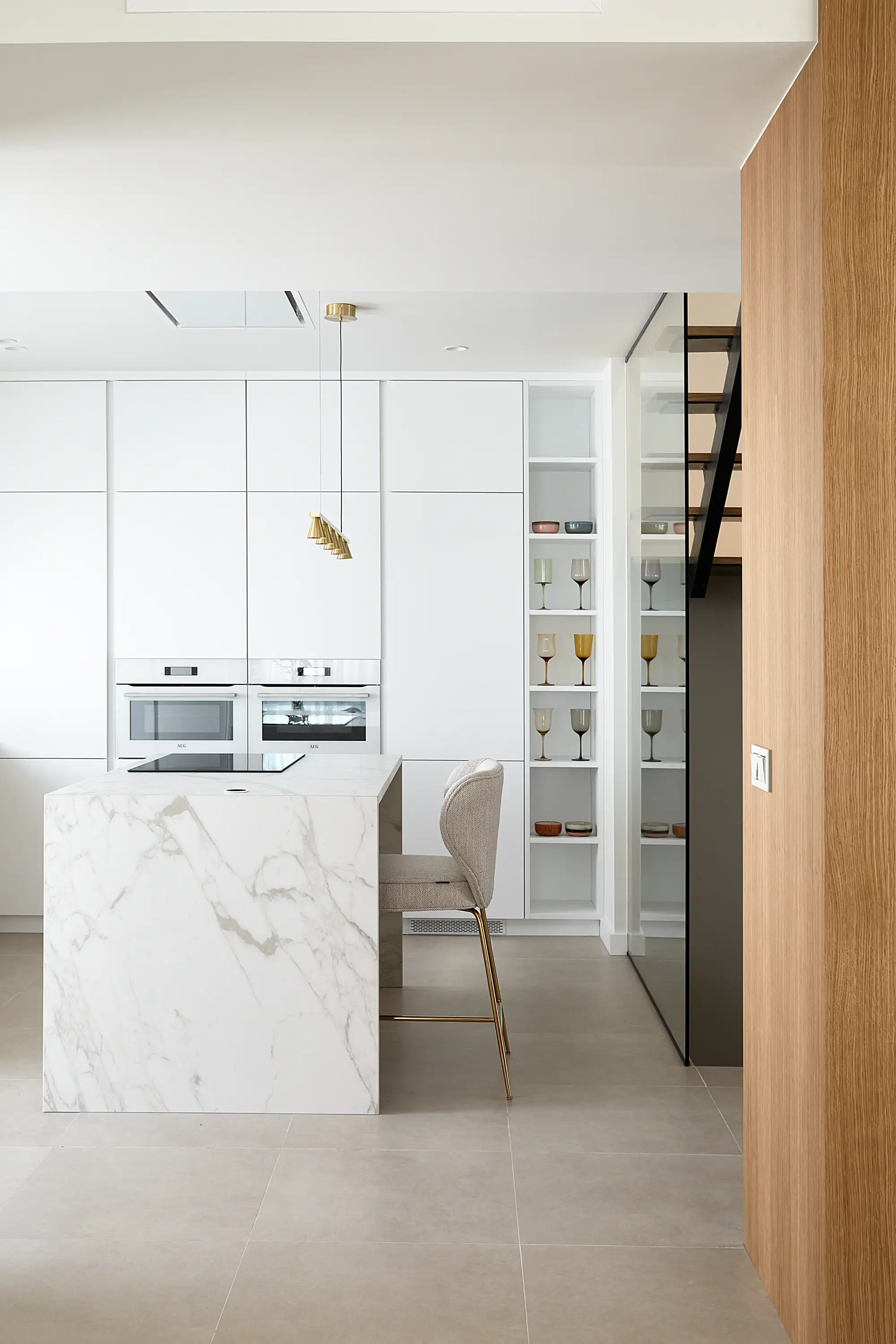 Una isla de cocina revestida con Vagli Gold de Ascale