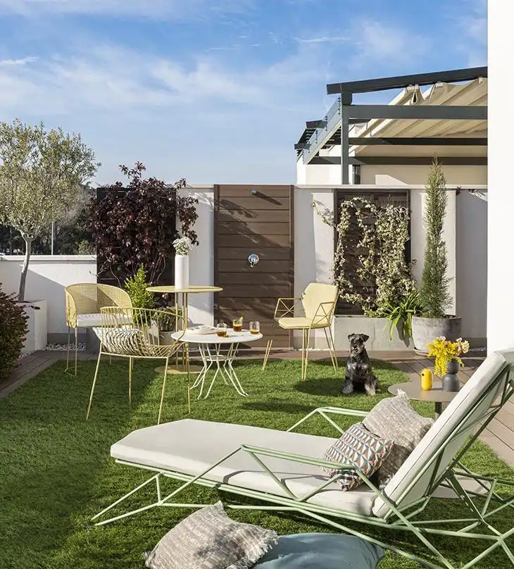 Terraza con césped en un ático