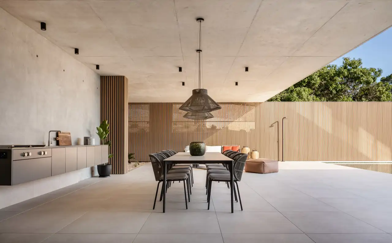 Un porche de hormigón y madera en esta vivienda de estilo moderno