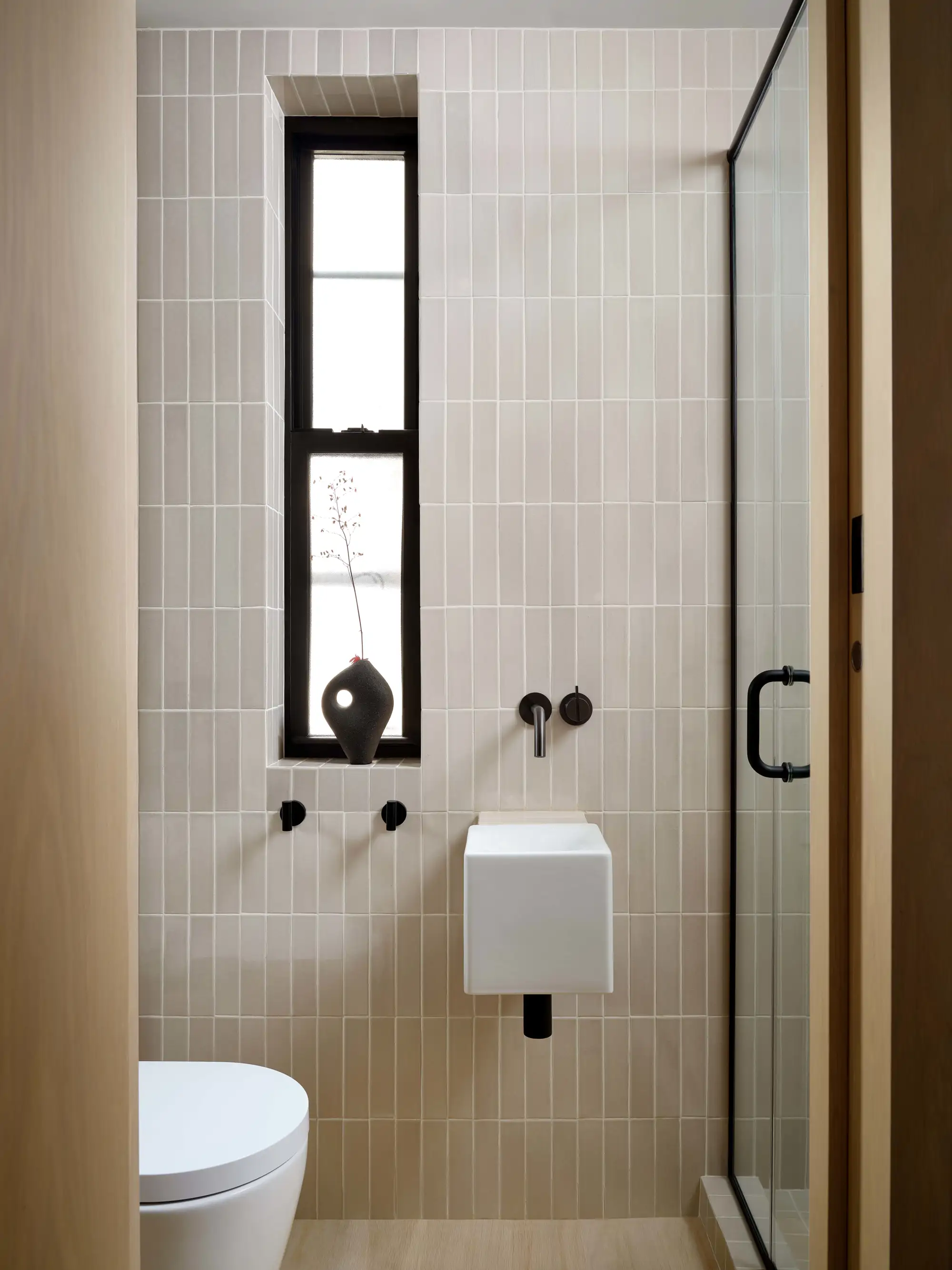 Un baño pequeño con un mini lavabo 